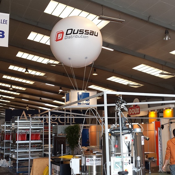 Ballon avec logo pour un stand : Dussau distribution 